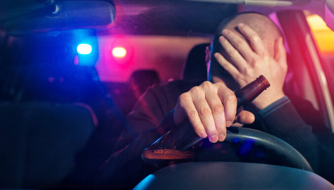 У Запоріжжі нетверезий водій, який у ледь притомному стані на ВАЗ в’їхав у BMW, отримав протоколи, коли повернувся на місце злочину (ФОТО)
