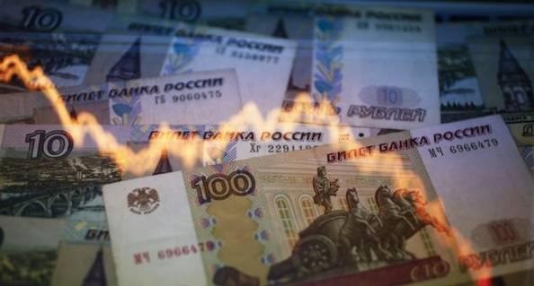 На тимчасово окупованих територіях Запорізької області жителі почали масово позбавлятися рублів (ВІДЕО)