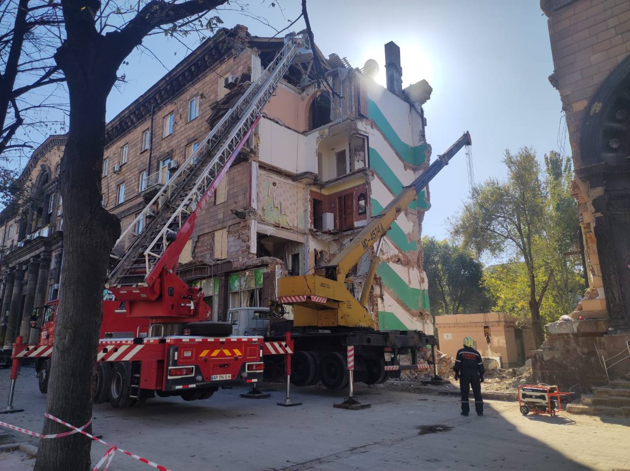 У Запоріжжі тривають роботи у будинках, які постраждали внаслідок ворожих атак по місту (ФОТО)