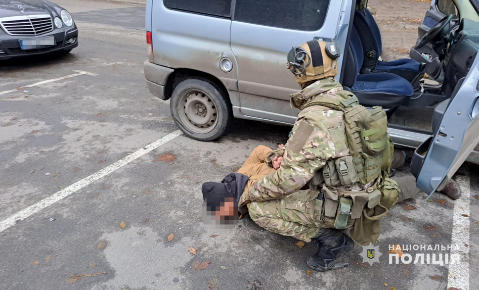 У Запоріжжі чоловік намагався продати АК-74, гранати та ручний кулемет Калашникова (ФОТО)