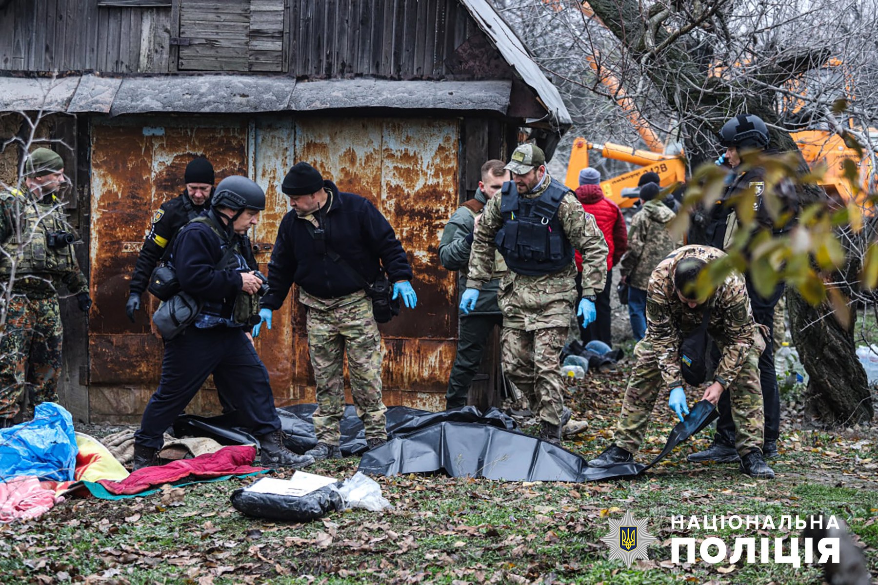 У Вільнянську під завалами зруйнованого будинку виявлено тіла 9 загиблих (ФОТО)