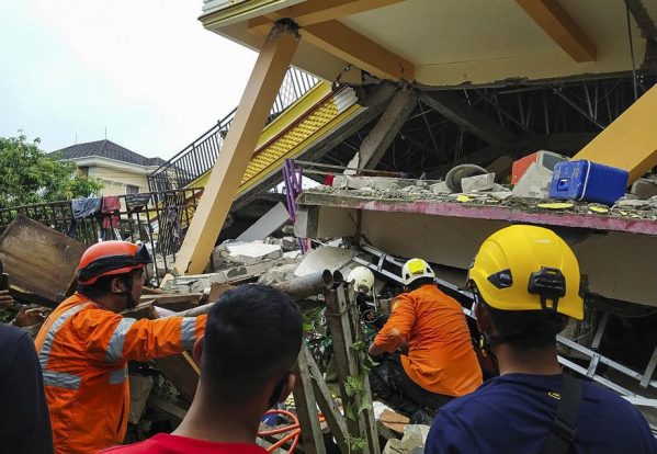 В Індонезії стався землетрус, загинули майже пів сотні людей, близько 700 поранені