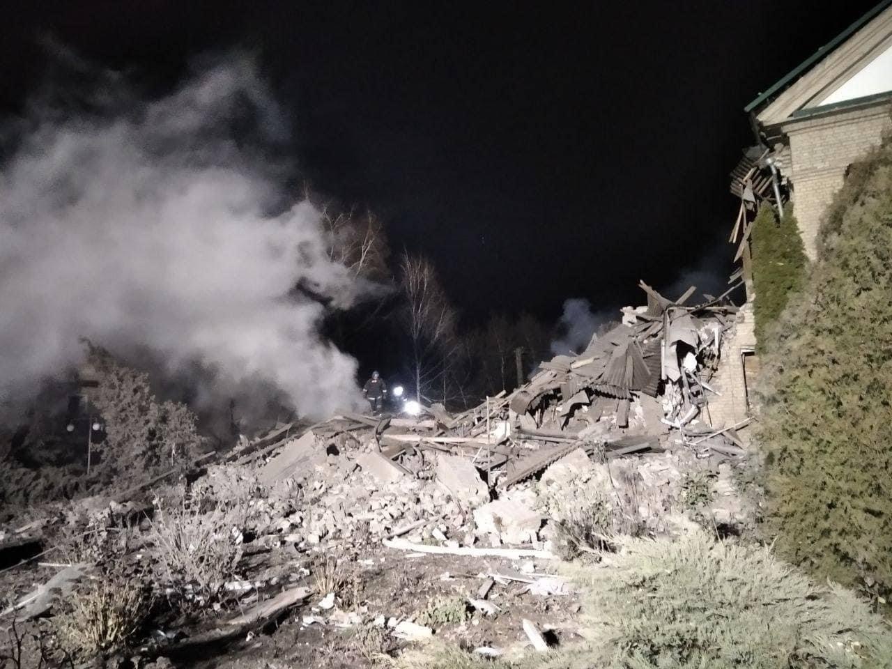 Рятувальники розбирають завали пологового будинку у Вільнянську: з’явилося відео порятунку людей (ВІДЕО)