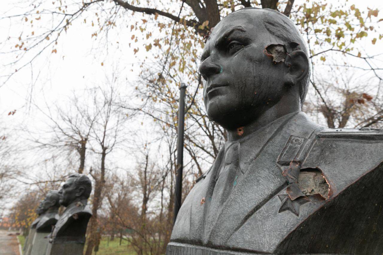 В Оріхові через обстріли рашистів зруйновано пам’ятник Героя Другої світової війни Володимира Левітана (ФОТО)