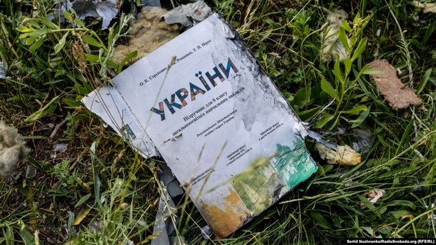 В Енергодарі окупанти вилучили всі підручники з історії України для подальшого їх знищення