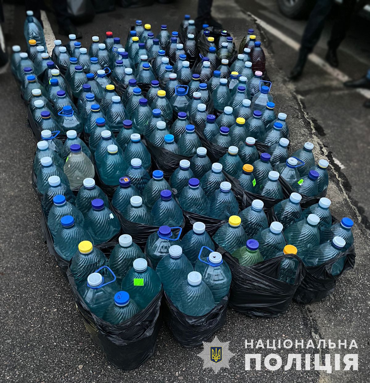 Вилучено понад 800 літрів фальсифікованого алкоголю та контрафактні цигарки: у Запоріжжі затримано правопорушників (ВІДЕО)