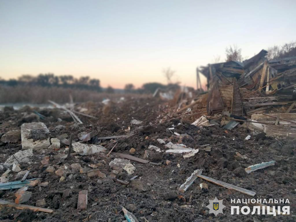 На Запоріжжі окупанти пошкодили будівлю з курчатами на птахофермі (ФОТО)