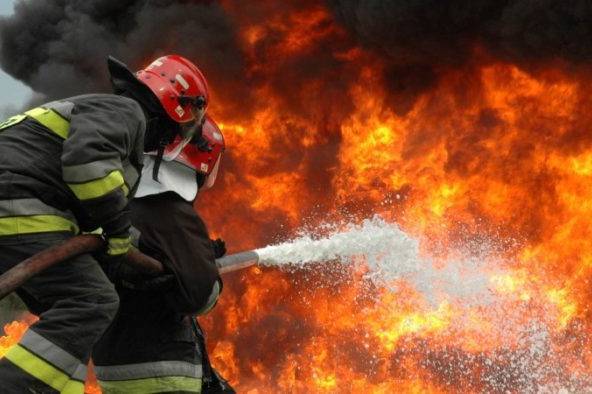 На Запоріжжі пожежники врятували трьох людей з займаних вогнем будинків 