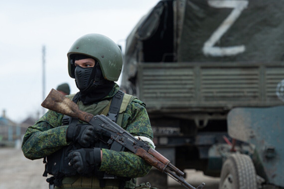 На Запоріжжі російські військові ходять по домівках цивільних та шукають чоловіків для мобілізації (ФОТО)