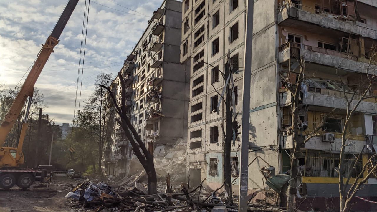 “Мені соромно за наше місто”: влада Запоріжжя кинула на призволяще жителів зруйнованого внаслідок ракетного удара будинку