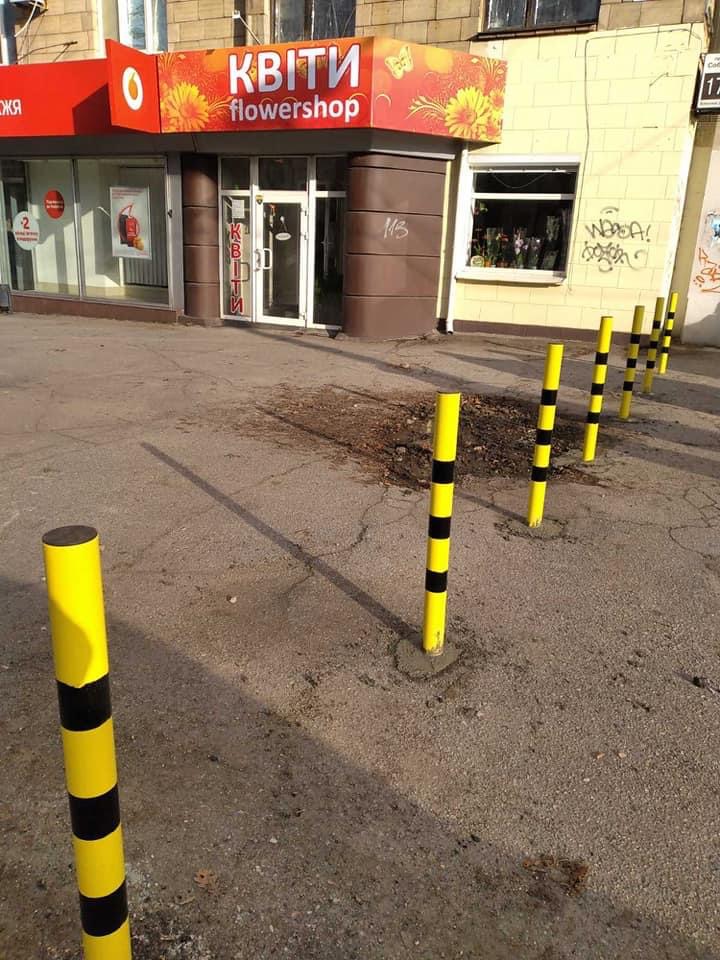 У центрі Запоріжжя на тротуарах встановили обмежувальні стовпчики для боротьби із самовільним паркуванням (ФОТО)
