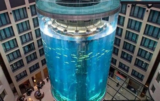 У Берліні лопнув акваріум із мільйоном літрів води (ВІДЕО)