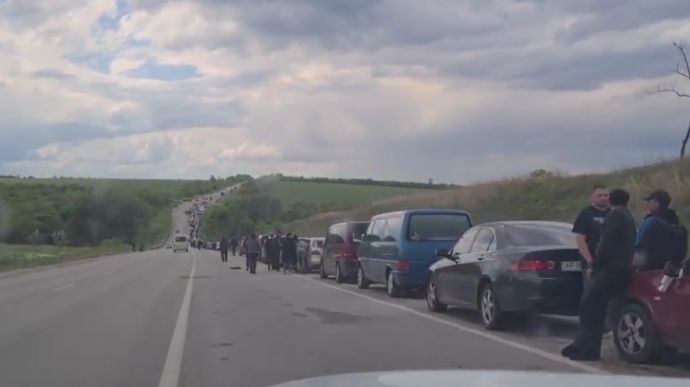 Люди ночують у полі: ситуація на КПП у Василівці напружена