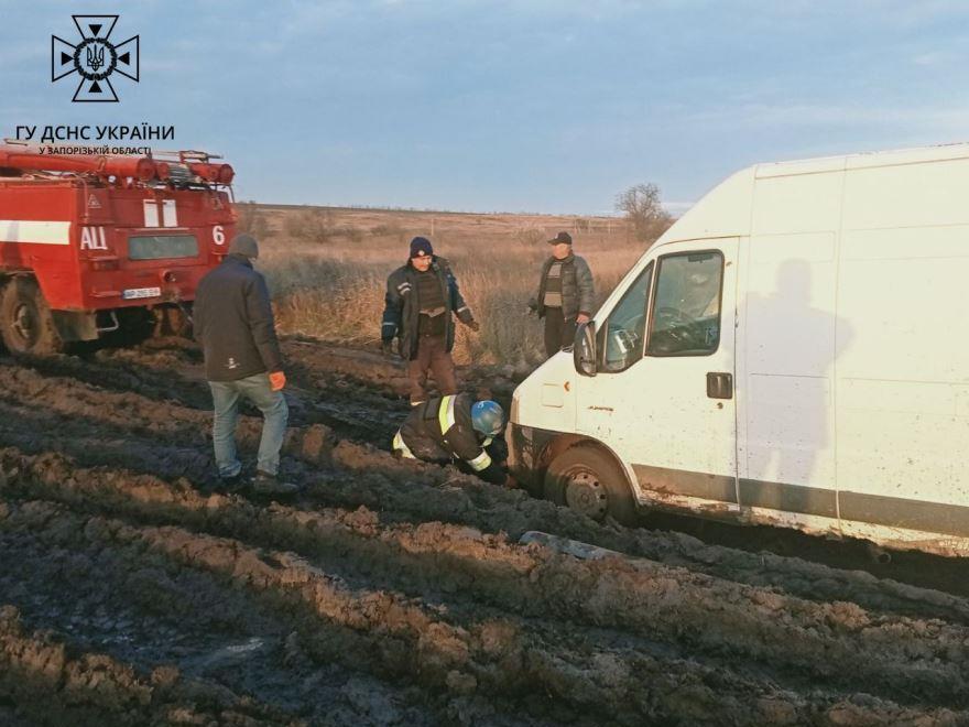 У Запорізькій області на “Дорозі життя” рятувальники звільнили мікроавтобус та автівки з грязьової пастки (ФОТО)