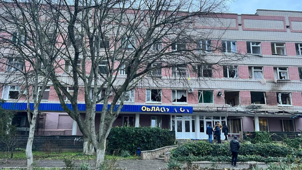 Окупанти атакували Херсон: є влучання в обласну лікарню (ФОТО)
