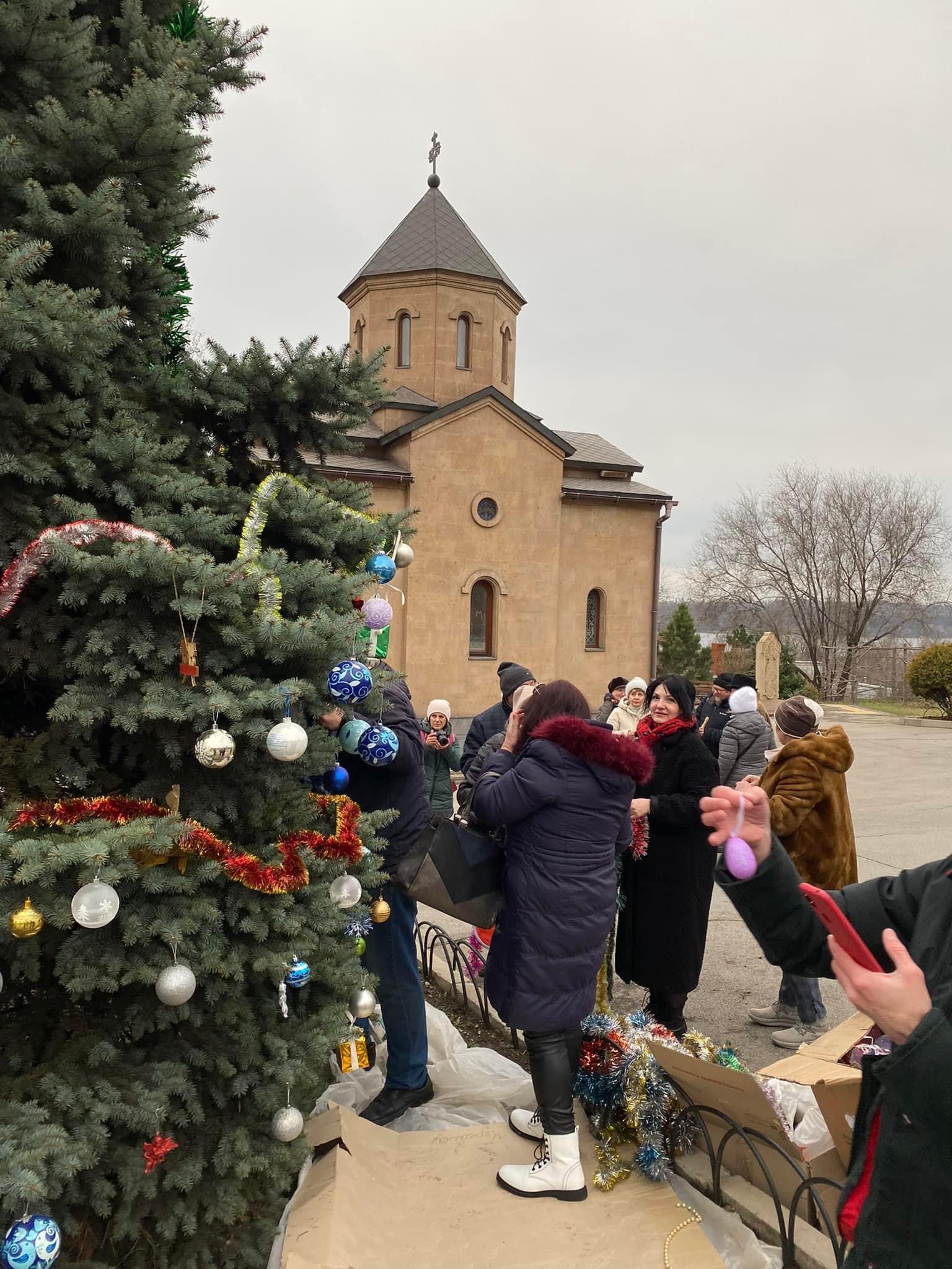 На території Вірменської Церкви у Запоріжжі прикрасили новорічну ялинку (ФОТО)