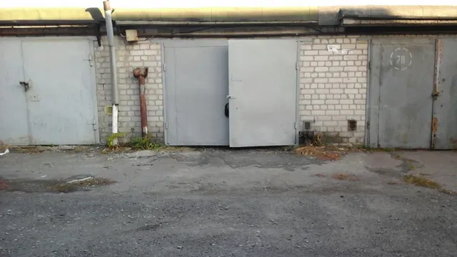 У Бердянську рашисти пограбували гаражні кооперативи