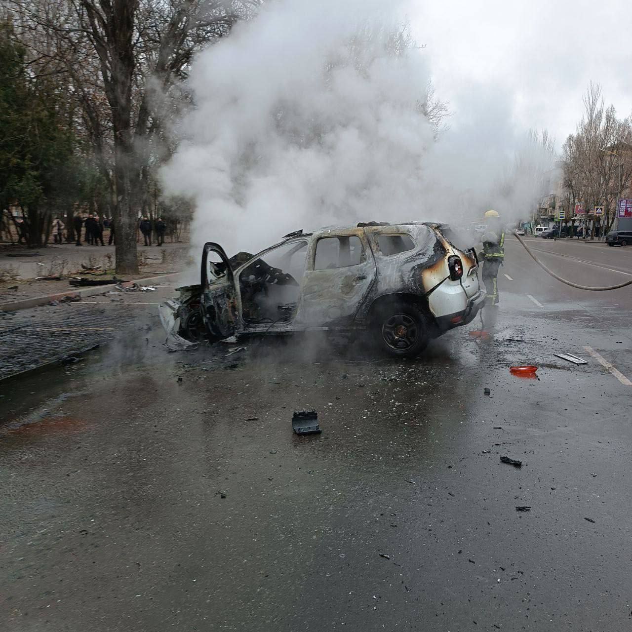 У центрі Мелітополя вибухнув автомобіль зі співробітниками ФСБ (ФОТО, ВІДЕО)