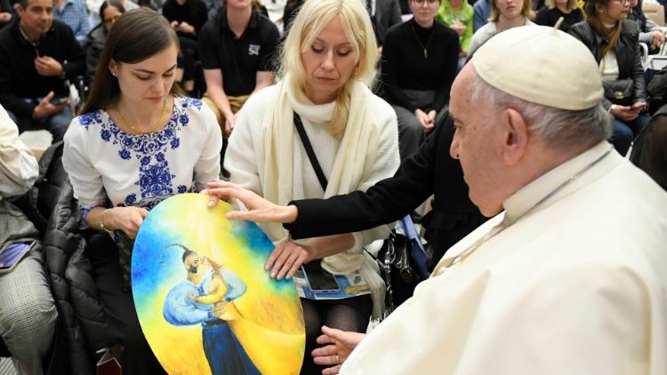 Папа Римський отримав у подарунок картинку хлопчика з тимчасово окупованого Бердянську (ФОТО)