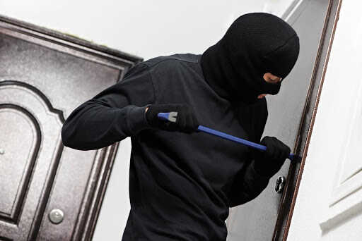 У Запоріжжі поліцейські затримали квартирних злодіїв “на гарячому” (ФОТО)