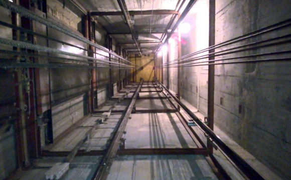 У Запоріжжі 67-річний чоловік розбився у шахті ліфта