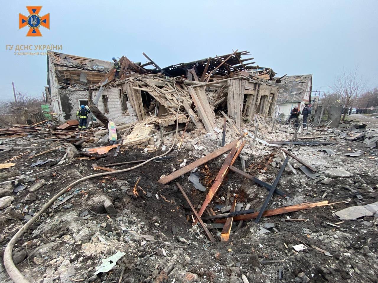 Четверо постраждалих, серед них дитина: рятувальники ліквідовують наслідки ракетних ударів у Запоріжжі (ФОТО)