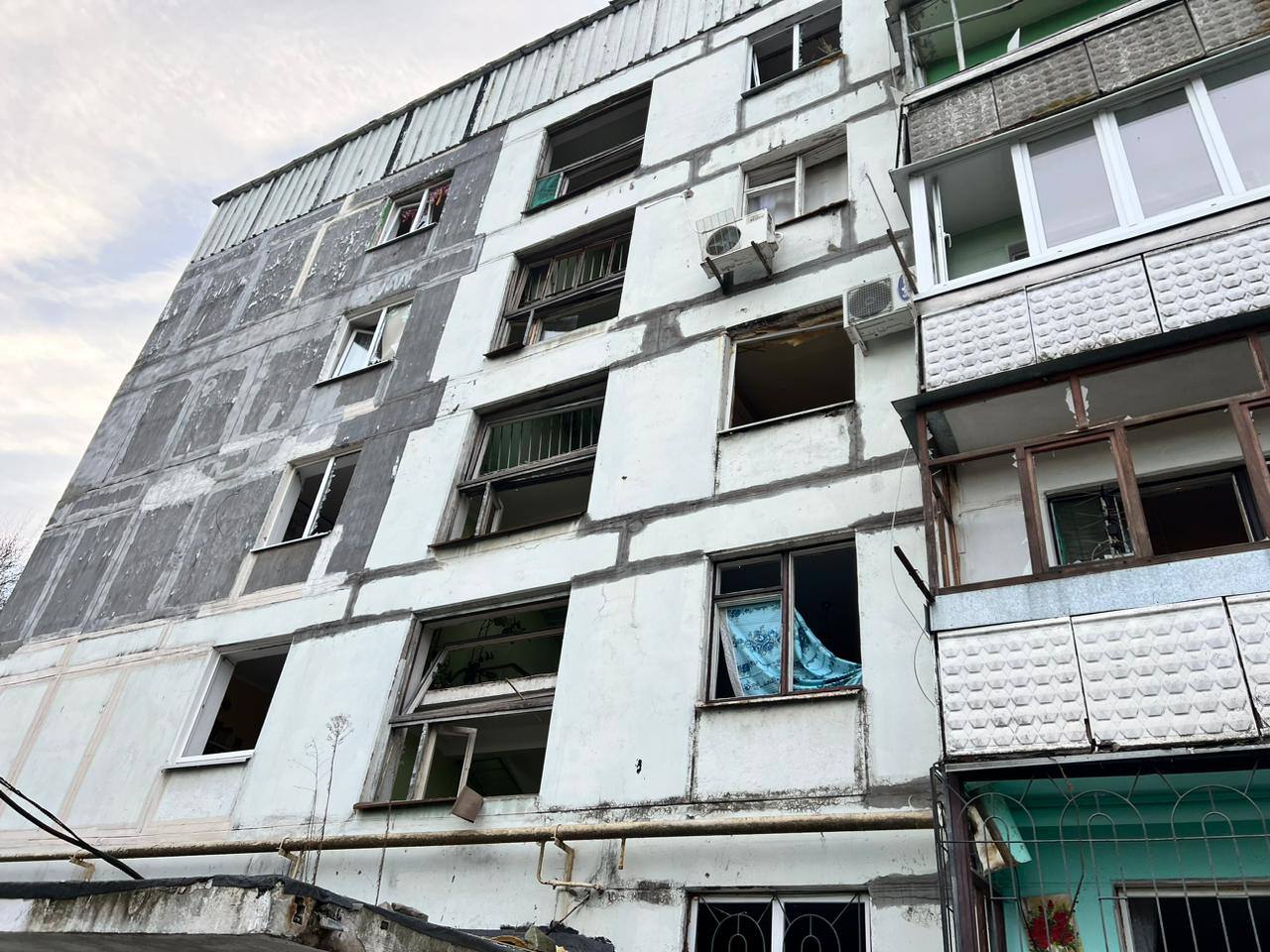 У Запоріжжі в результаті нічного прильоту ушкоджено 8 багатоповерхових будинків (ФОТО)