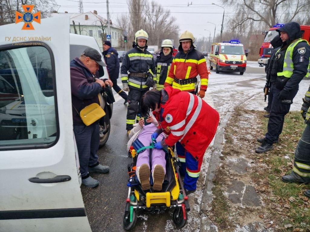 На Запоріжжі внаслідок ДТП рятувальники за допомогою аварійно-рятувального інструменту деблокували пасажирку одного з авто (ФОТО)