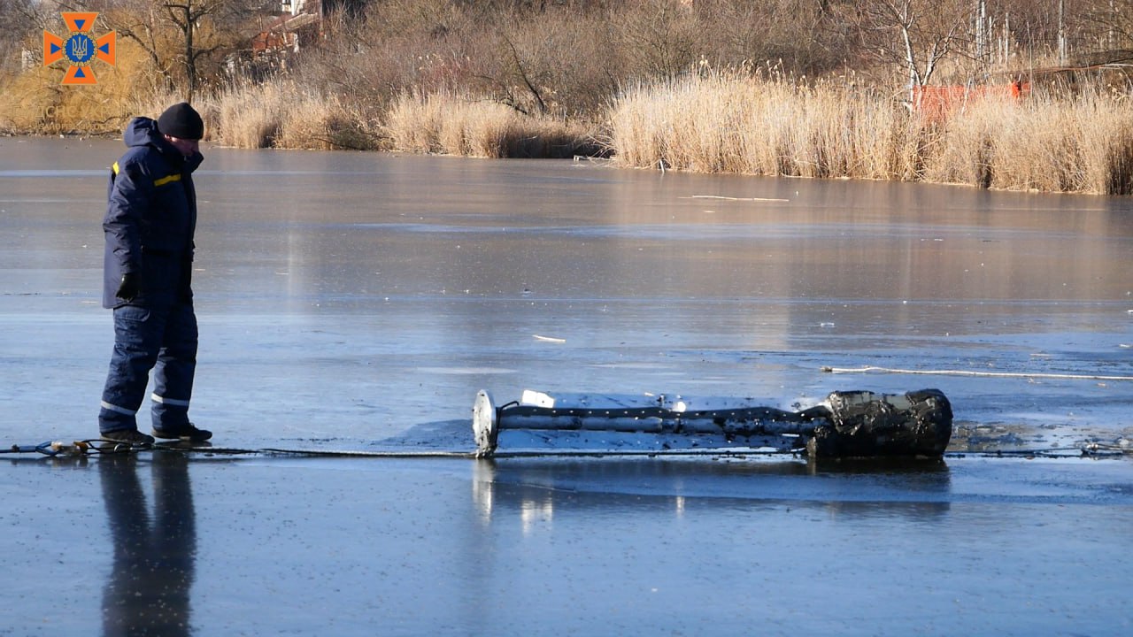 У Запоріжжі під час нещодавніх обстрілів в озеро впала ракета – рятувальники убезпечили водойму для населення (ФОТО)
