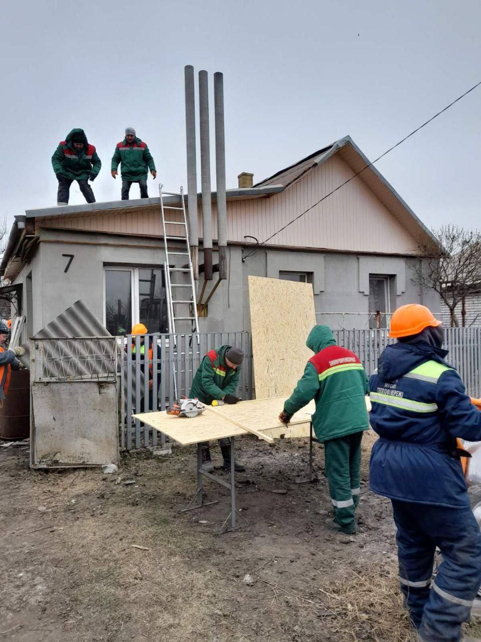 У Запоріжжі ліквідовують наслідки нічних “прильотів” (ФОТО)