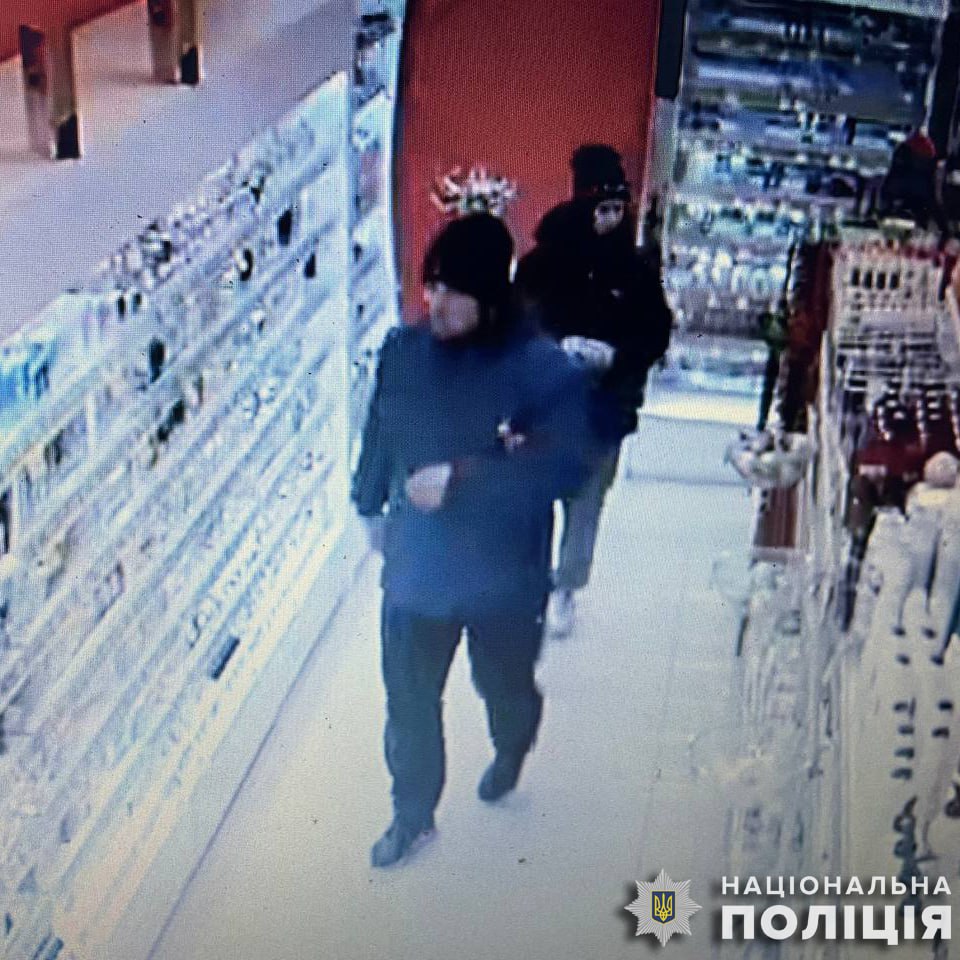Поліція розшукує чоловіків за скоєння крадіжки в запорізькому магазині «Ева» (ФОТО)