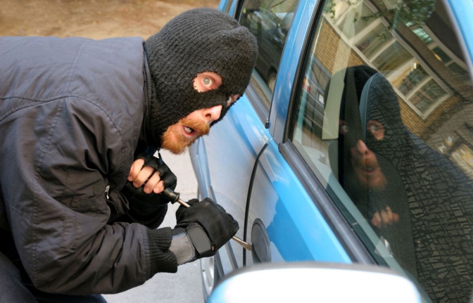  У Запоріжжі хазяїн автівки побачив, як злочинці грабують його авто, і затримав крадіїв (ФОТО)