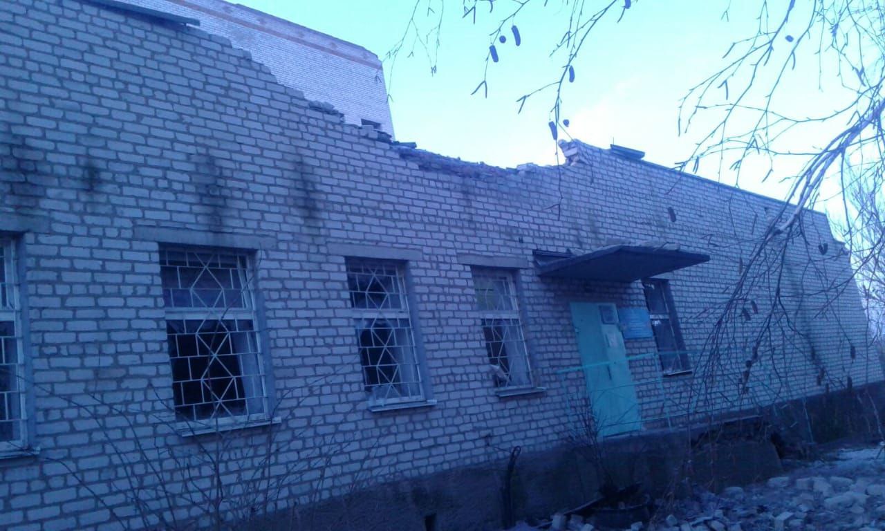 В Оріхові рашисти зруйнували лікарню, у Степногірську – школу (ФОТО)