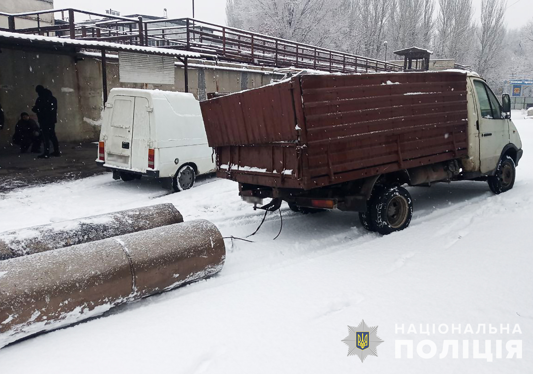 У Запоріжжі група осіб викрала з підприємства 170 метрів кабельної продукції та понад 20 метрів металевих труб (ФОТО)