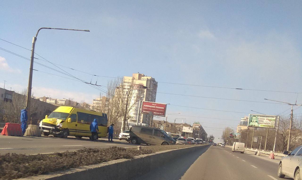 У центрі Запоріжжя трапилося масштабне ДТП: рух автотранспорту на проспекті ускладнений (ФОТО)