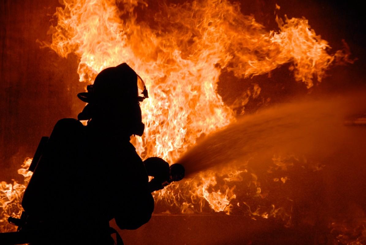 На Запоріжжі вогнеборці під час ліквідації пожежі врятували чоловіка