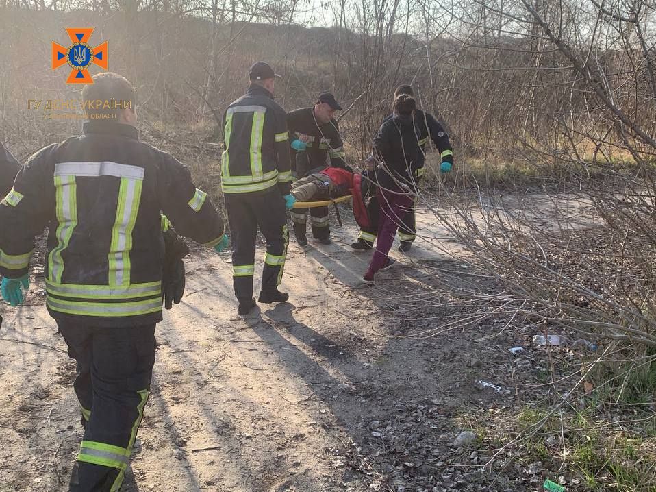 У Запоріжжі врятували чоловіка, що впав в люк теплотраси та травмував ногу (ФОТО)