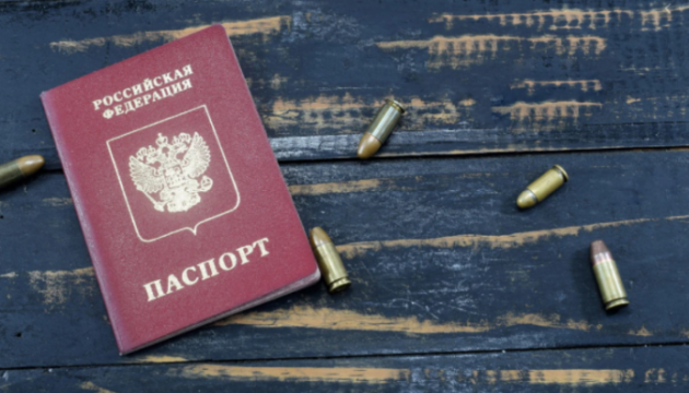 Рашисти перевіряють та затримують мешканців окупованої території Запорізької області, які не мають російських паспортів