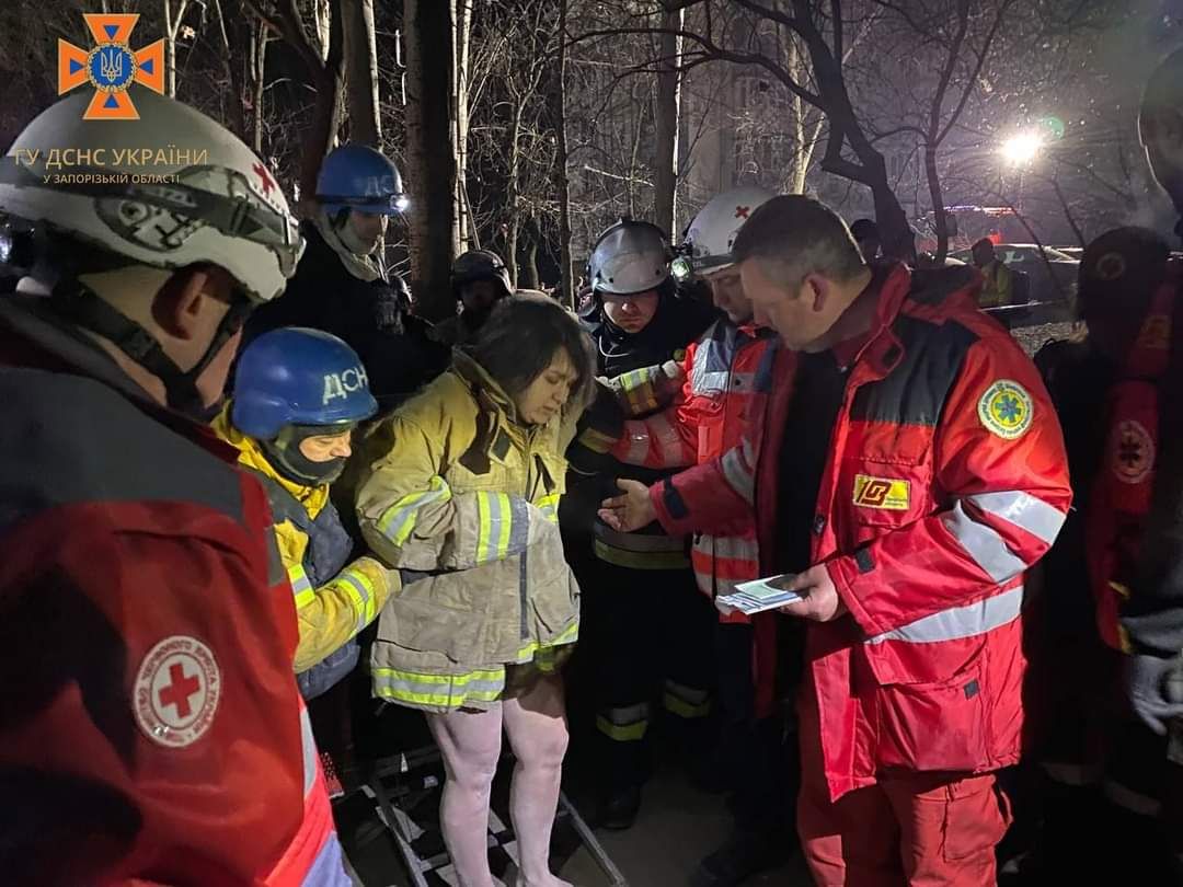Врятовано 11 людей, серед них вагітна жінка: триває проведення аварійно-рятувальних робіт на місці руйнування багатоповерхівки через влучання російської ракети (ФОТО)
