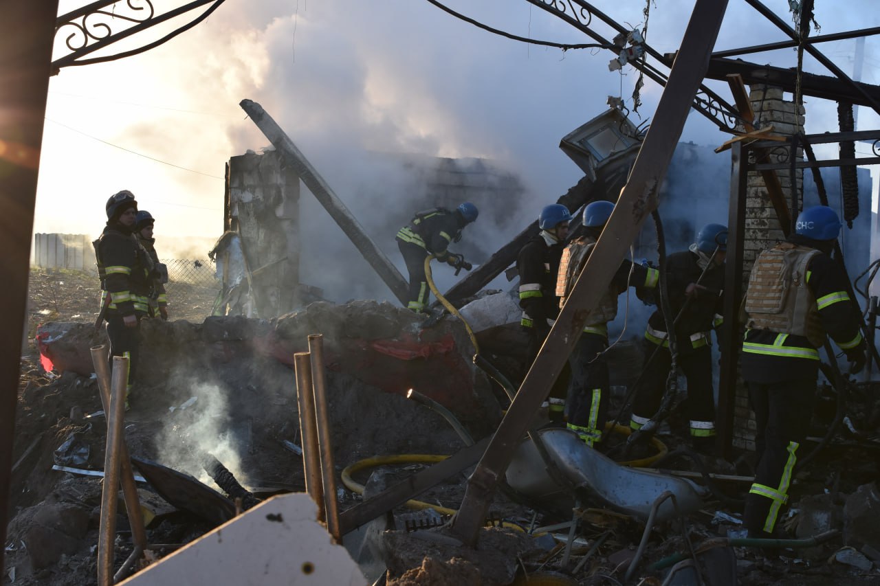 Загоряння житлового будинку, пошкодження дитсадка: рятувальники ліквідували наслідки ворожого обстрілу Запорізького району (ФОТО)