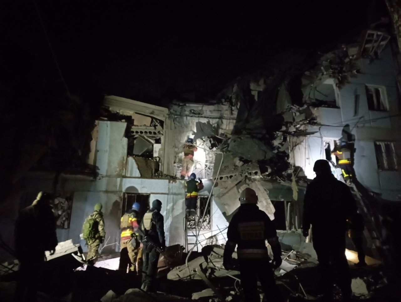 Ворог атакував Запоріжжя: зруйновано три поверхи в багатоквартирному будинку (ФОТО, ВІДЕО)