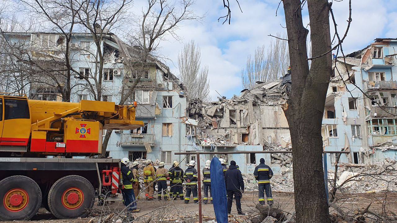 Кількість загиблих від ракетного удару по житловому будинку у Запоріжжі зросла до 13 (ФОТО)