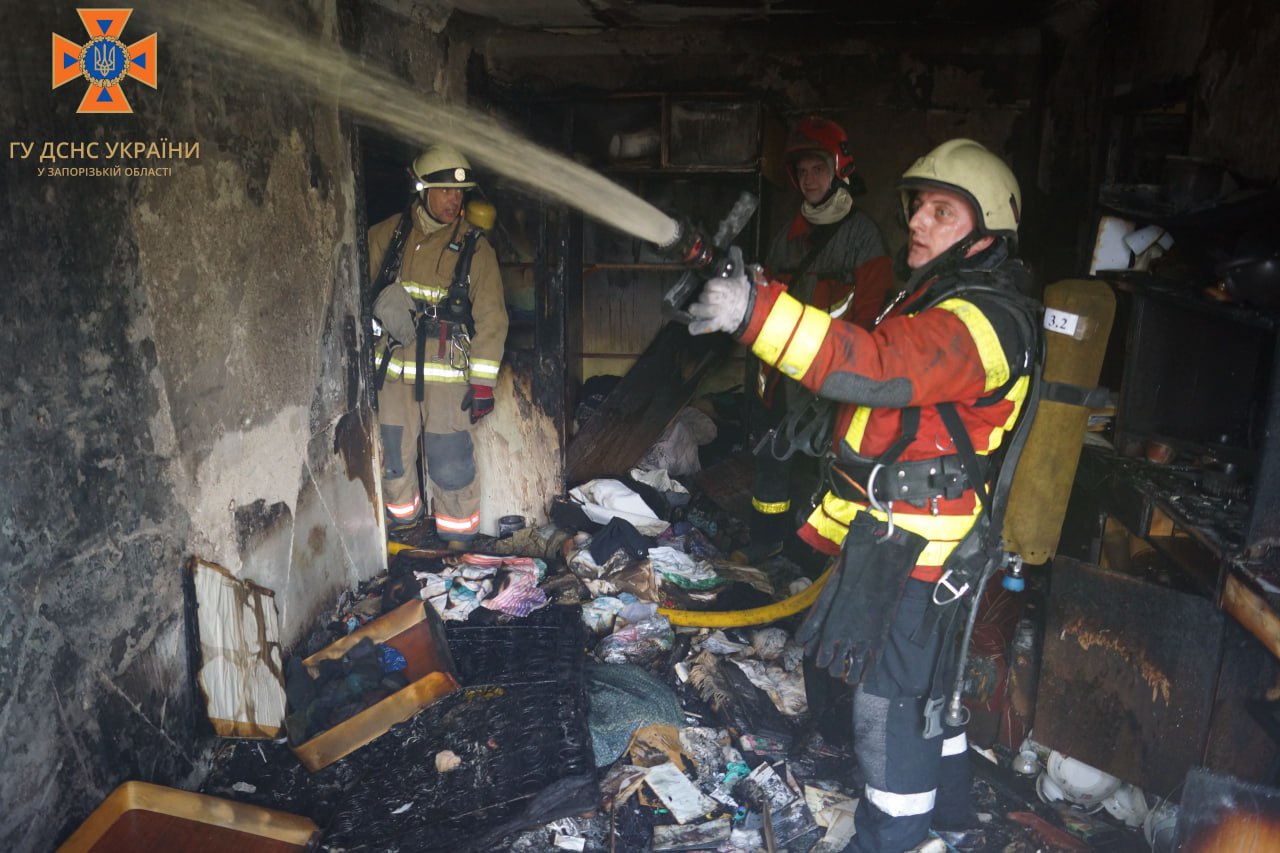 У Запоріжжі рятувальники ліквідували пожежу у п’ятиповерхівці – постраждалі від вогню отримують лікарську допомогу (ФОТО)