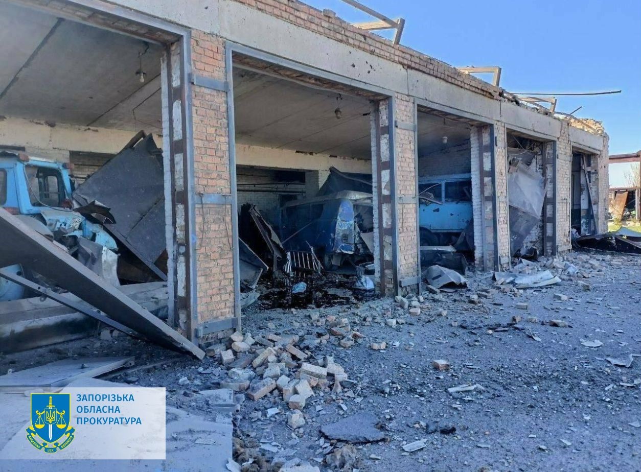 Рашисти атакували Запоріжжя ракетою “Іскандер-М”: пошкоджено будинки, гаражі з автомобілями, зруйновано частину території кладовища (ФОТО)