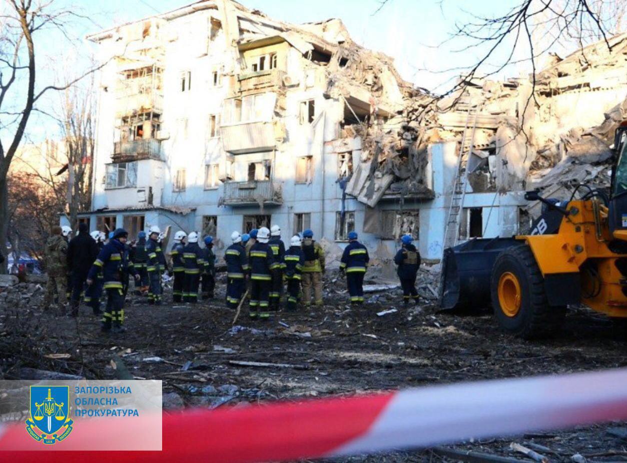 Кількість загиблих від ракетного удару по житловому будинку у Запоріжжі зросла до 10, серед них — одна дитина