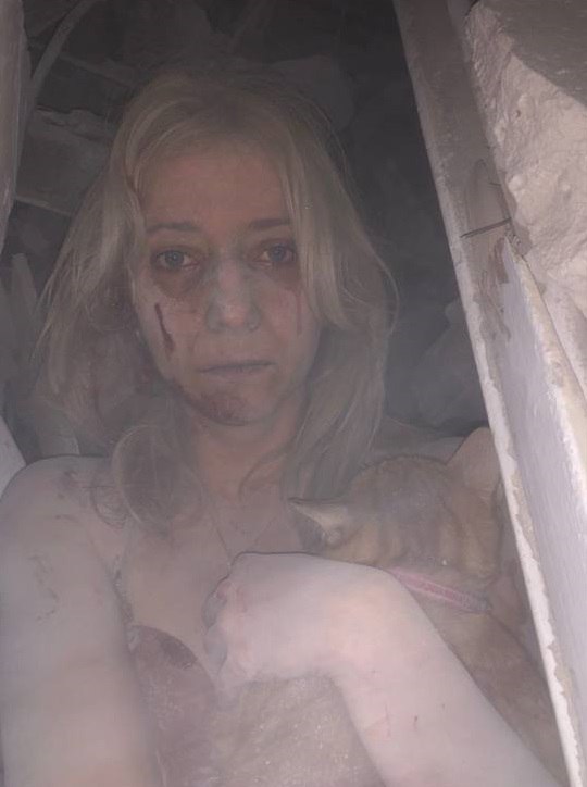 У Запоріжжі врятували жінку, яка провела 5 годин під завалами зруйнованого рашистами будинку, обіймаючи свого кота (ФОТО)