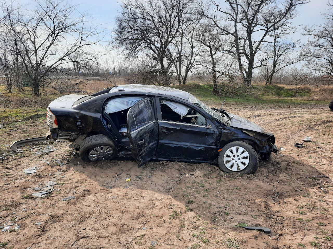 На Запоріжжі внаслідок ДТП перевернулася автівка: загинув підліток (ФОТО)