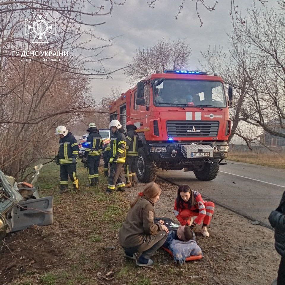 У Запоріжжі рятувальники деблокували 16-річного хлопця з понівеченого внаслідок ДТП автомобіля (ФОТО)