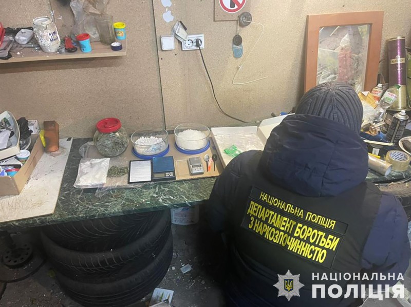 У Запоріжжі затримано наркодилера та вилучено наркотики та психотропи на 1,5 мільйони гривень (ФОТО)