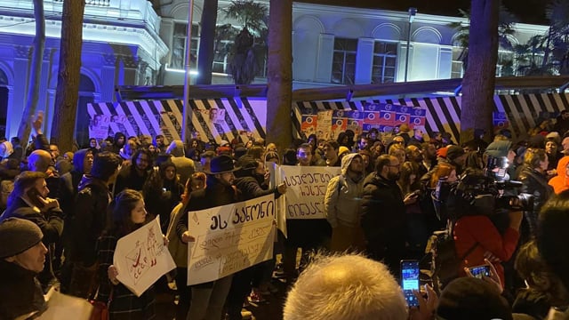 Введення “іноагентів” в Грузії: на слуханнях побились депутати, під парламентом – масовий протест